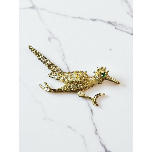 Vintage Gerry's Gold Tone Metal Roadrunner with Green Gemstone Brooch Pin - Picture 1 of 5